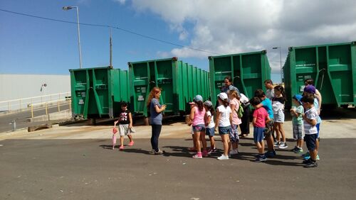 School visiting Santa Maria recycling center