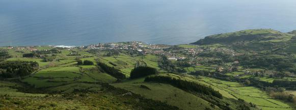Lajes das flores desde el mirador de la piedrita